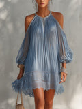 Mini-robe bleue à épaules dénudées, froncée, avec bas en dentelle