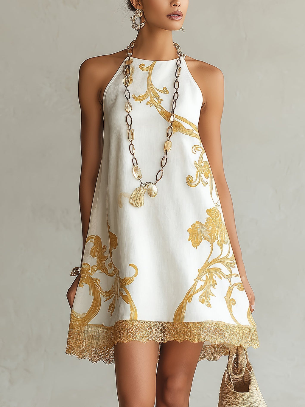 Minivestido de encaje blanco con motivos dorados