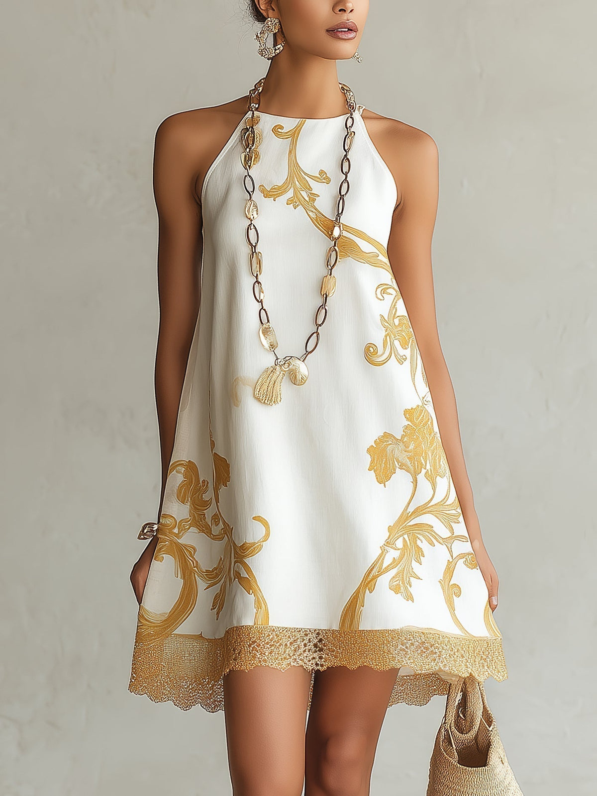 Minivestido de encaje blanco con motivos dorados