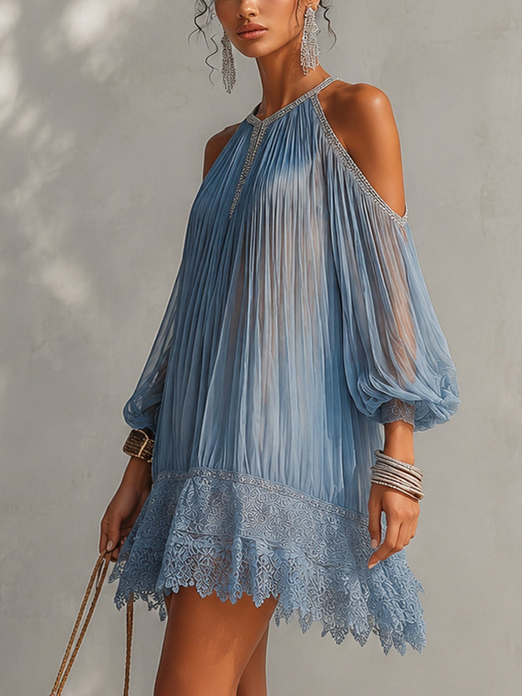 Mini-robe bleue à épaules dénudées, froncée, avec bas en dentelle