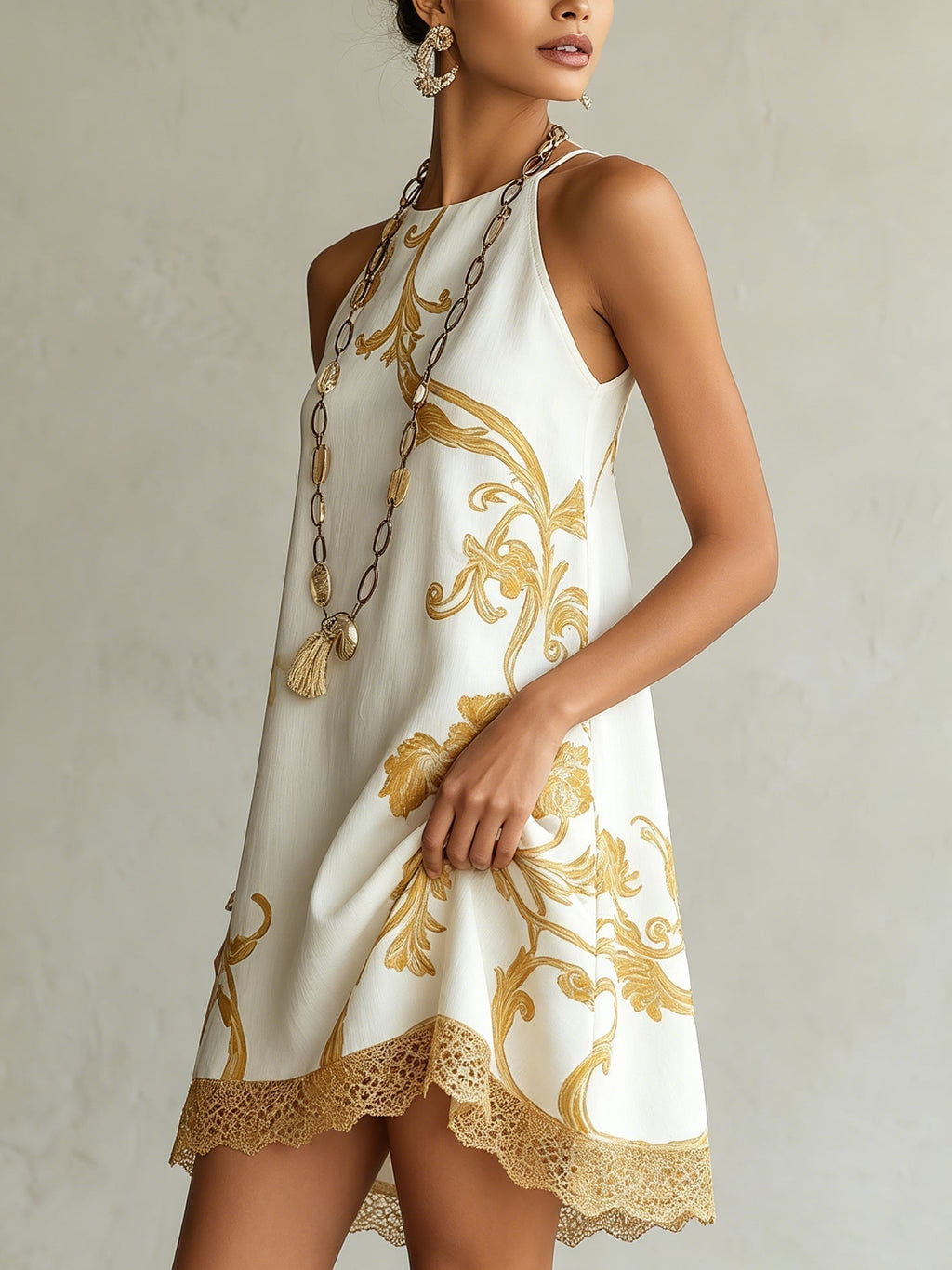 Minivestido de encaje blanco con motivos dorados