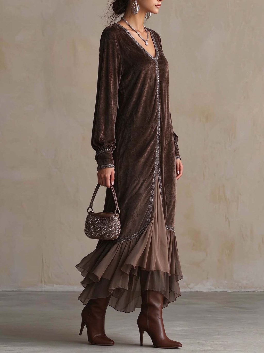 Abito midi svasato in simil camoscio marrone con scollo a V