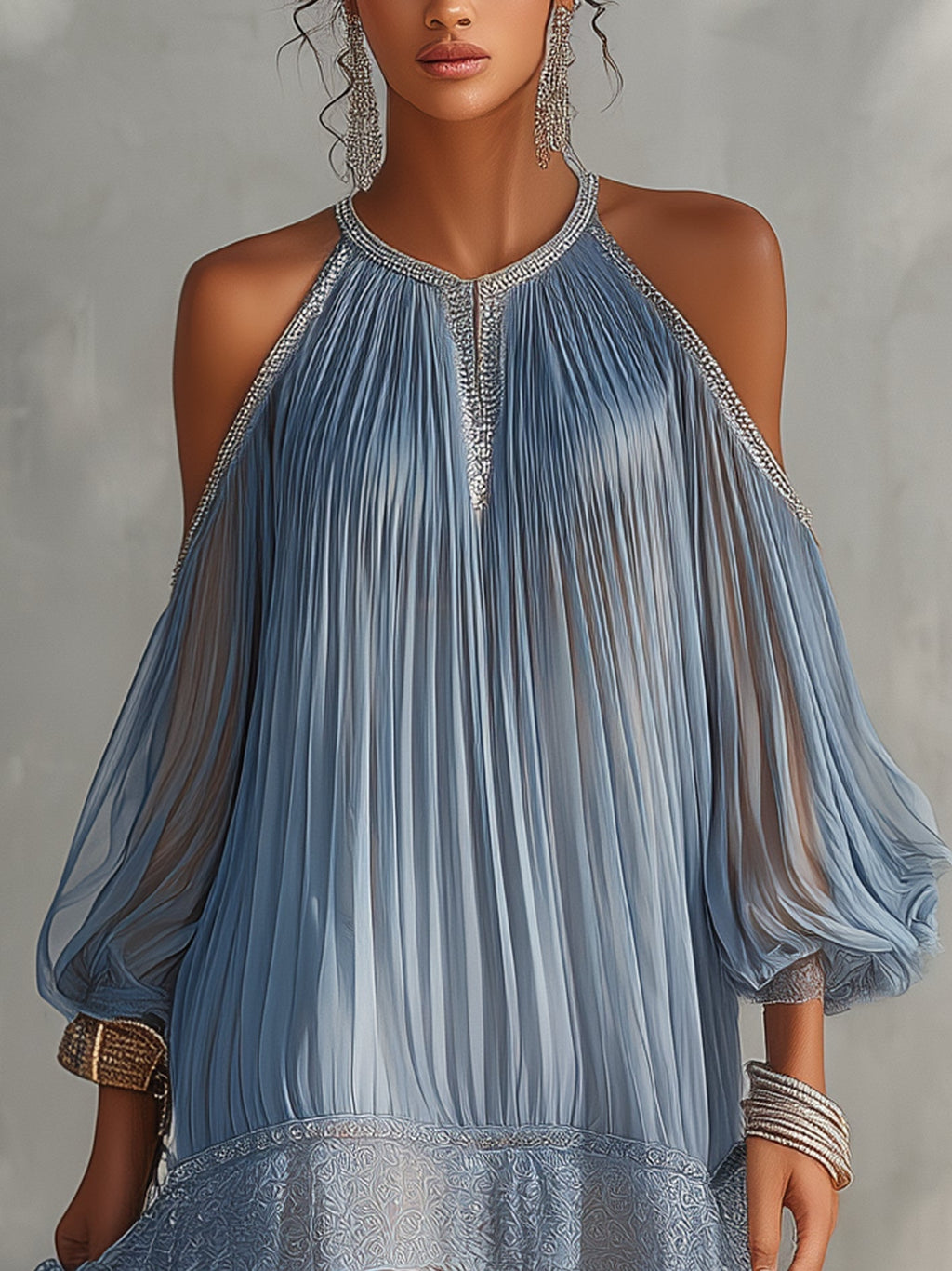 Mini-robe bleue à épaules dénudées, froncée, avec bas en dentelle