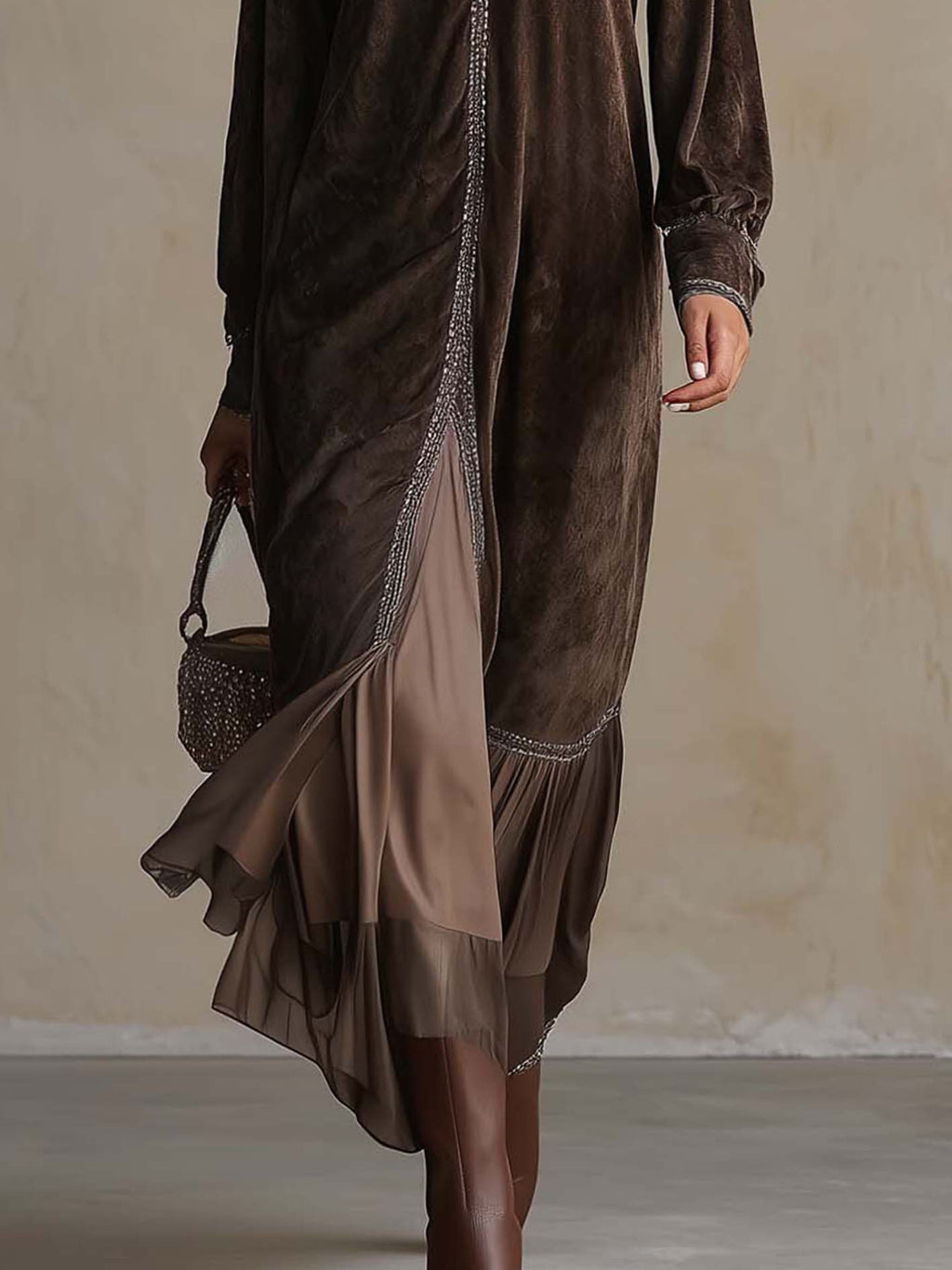 Abito midi svasato in simil camoscio marrone con scollo a V