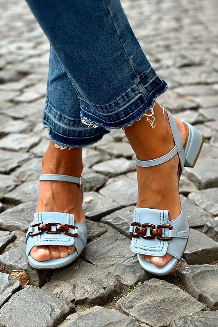Sandalias de tacón medio con detalle de cadena