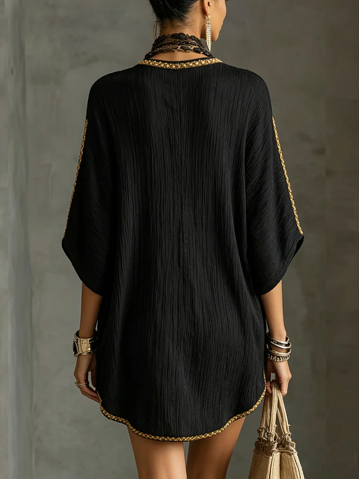 Vestit curt negre amb escot en V marcat