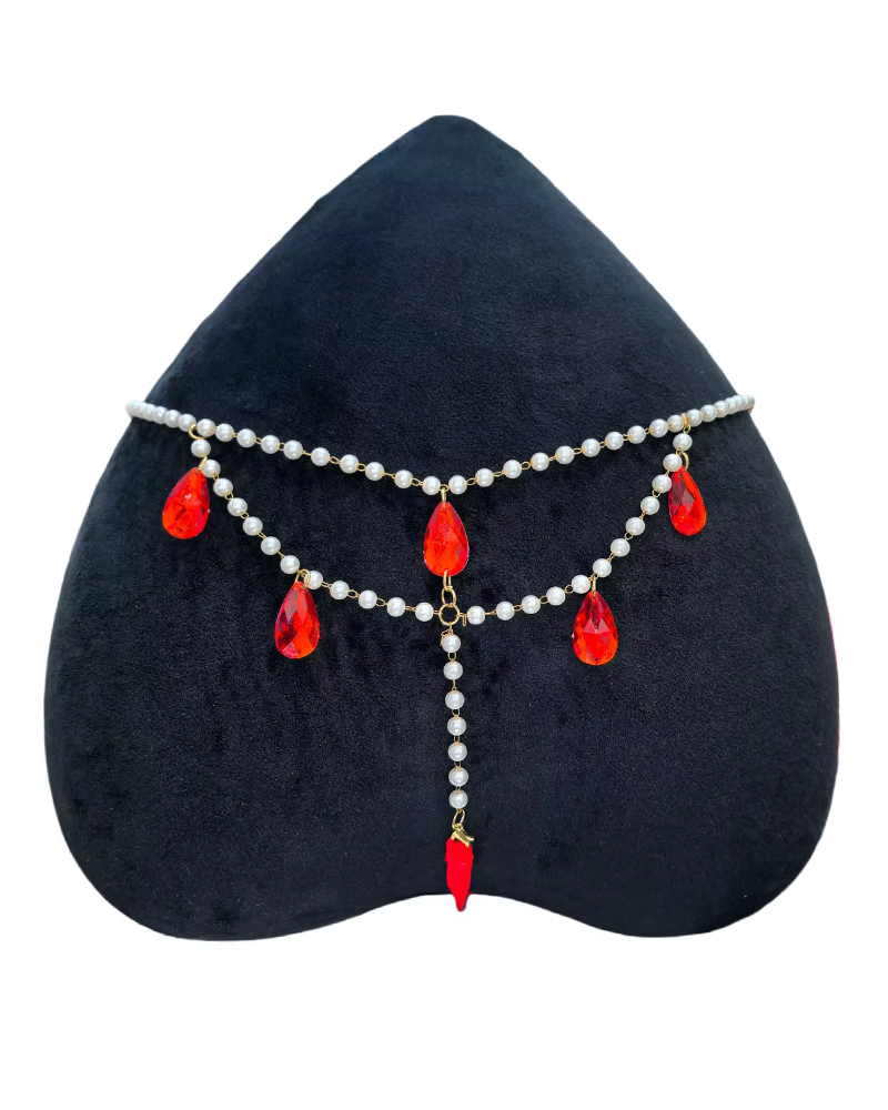 Tanga sexy de encaje rojo con cadena de perlas y pedrería