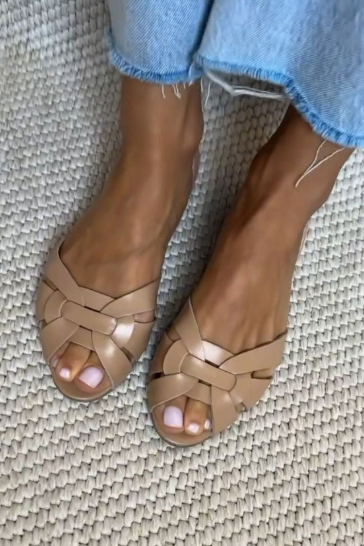 Sandàlies planes trenades en tons naturals