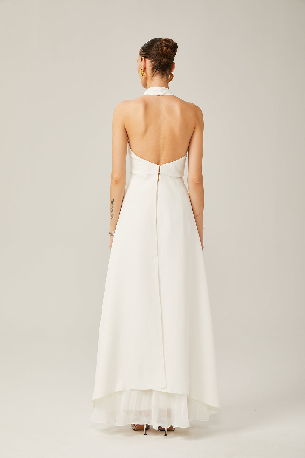 Vestido largo con cuello halter y capas