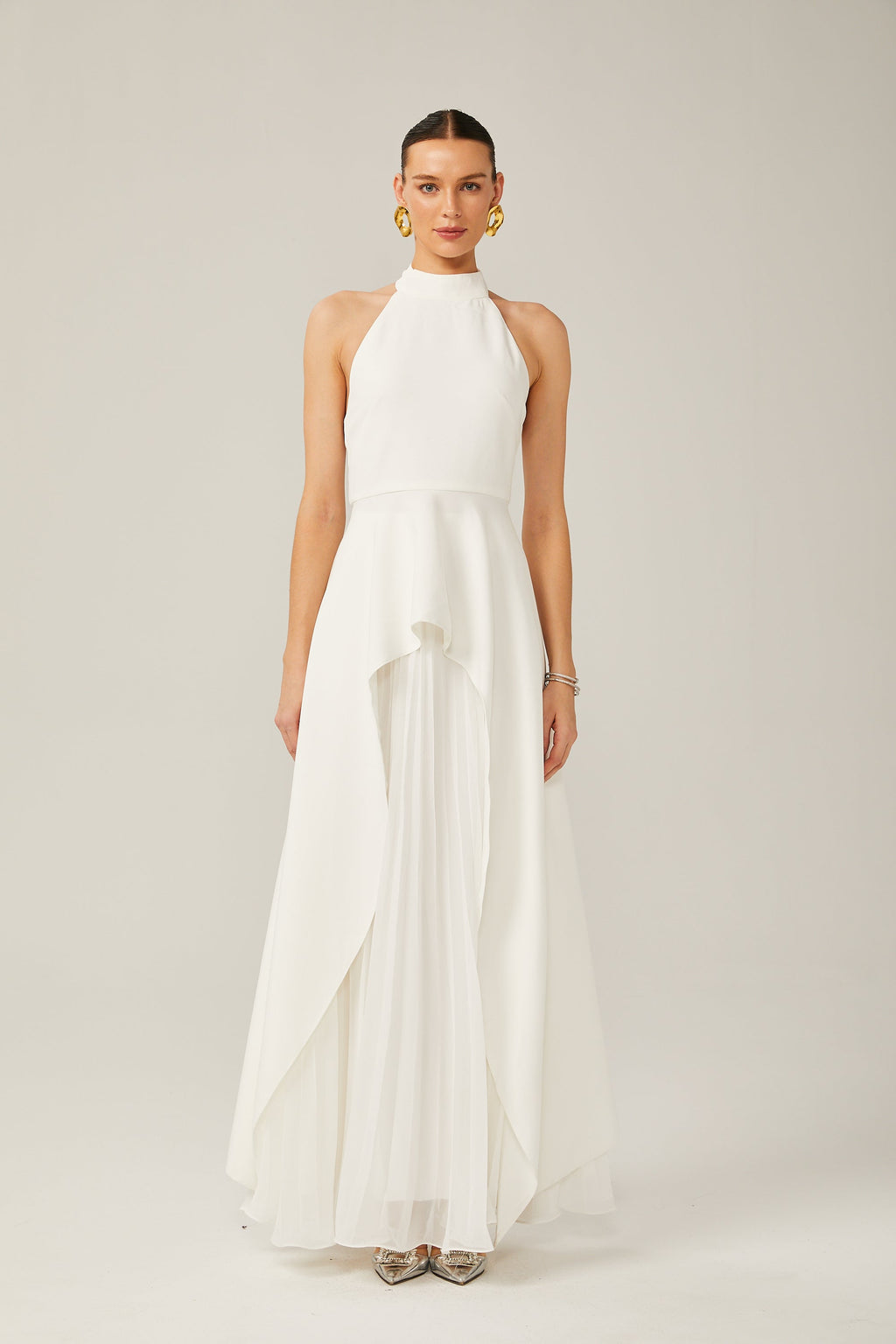 Vestido largo con cuello halter y capas