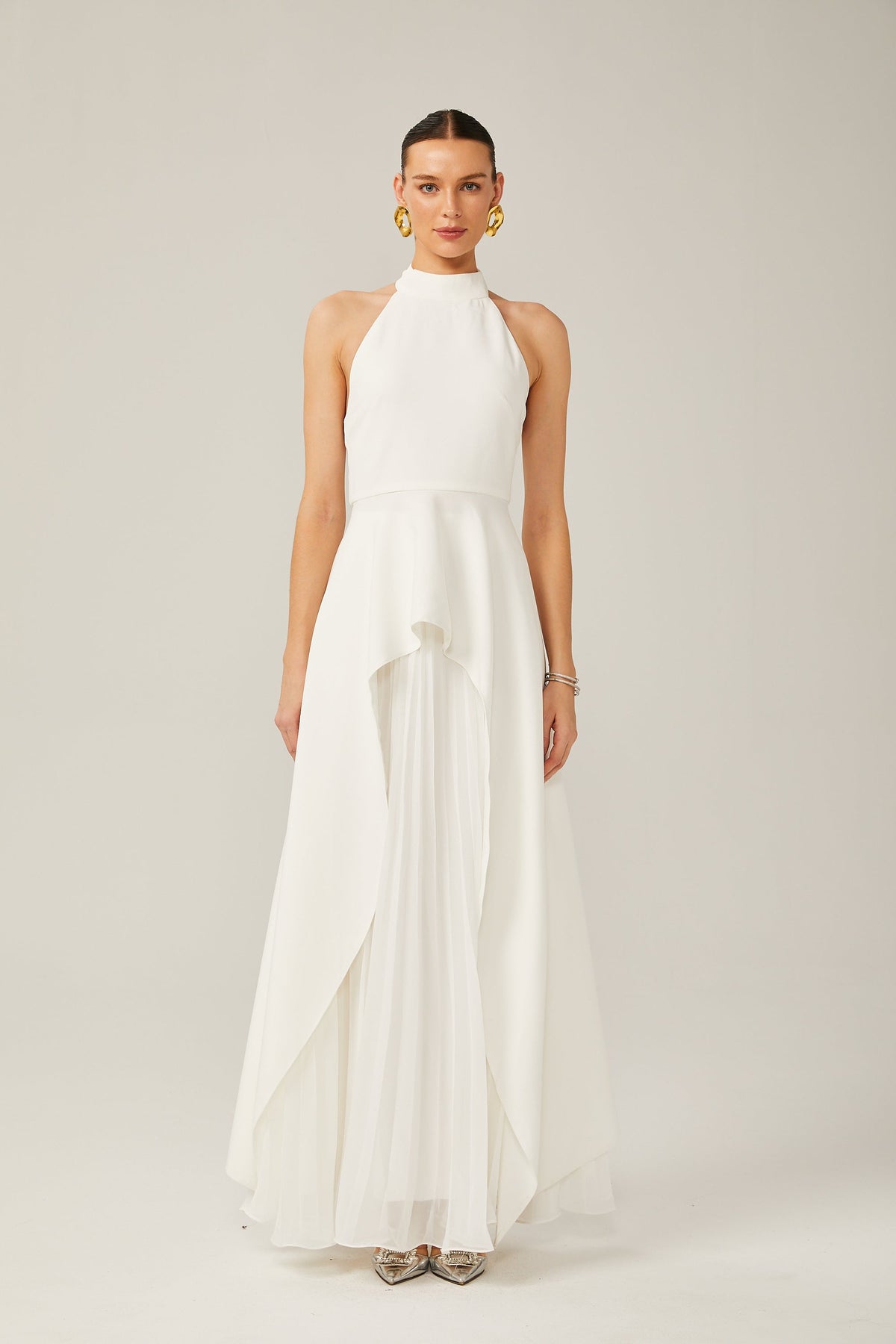 Vestit llarg amb coll halter i capes