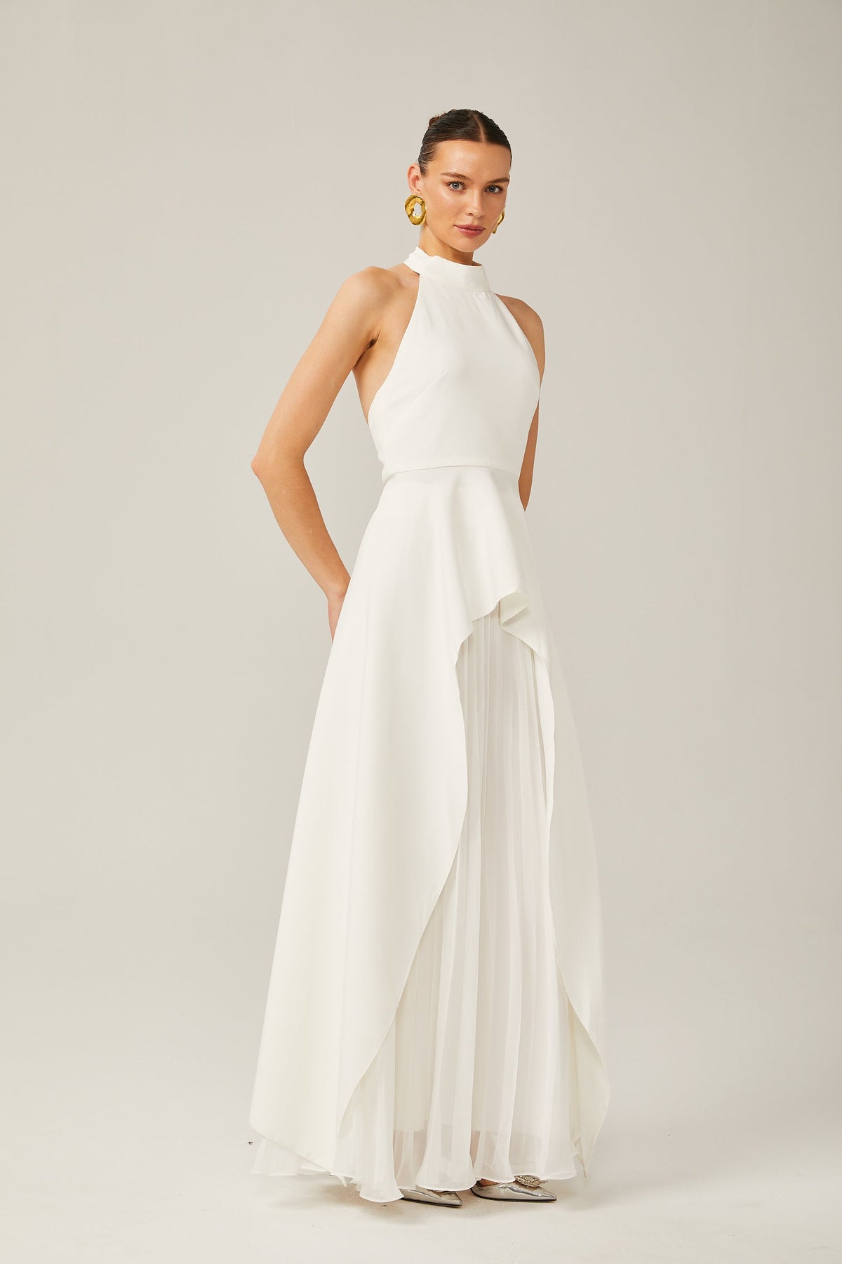 Vestit llarg amb coll halter i capes