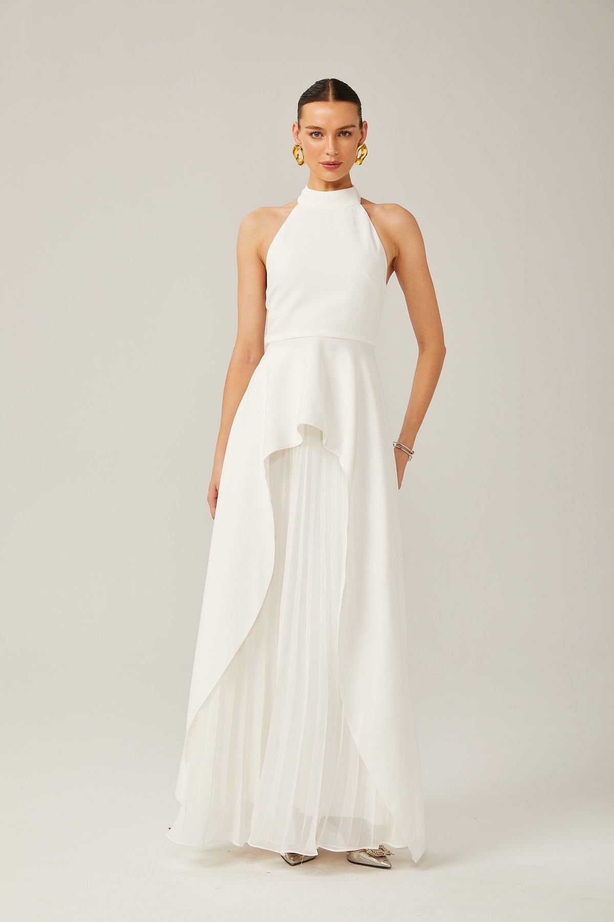 Vestit llarg amb coll halter i capes