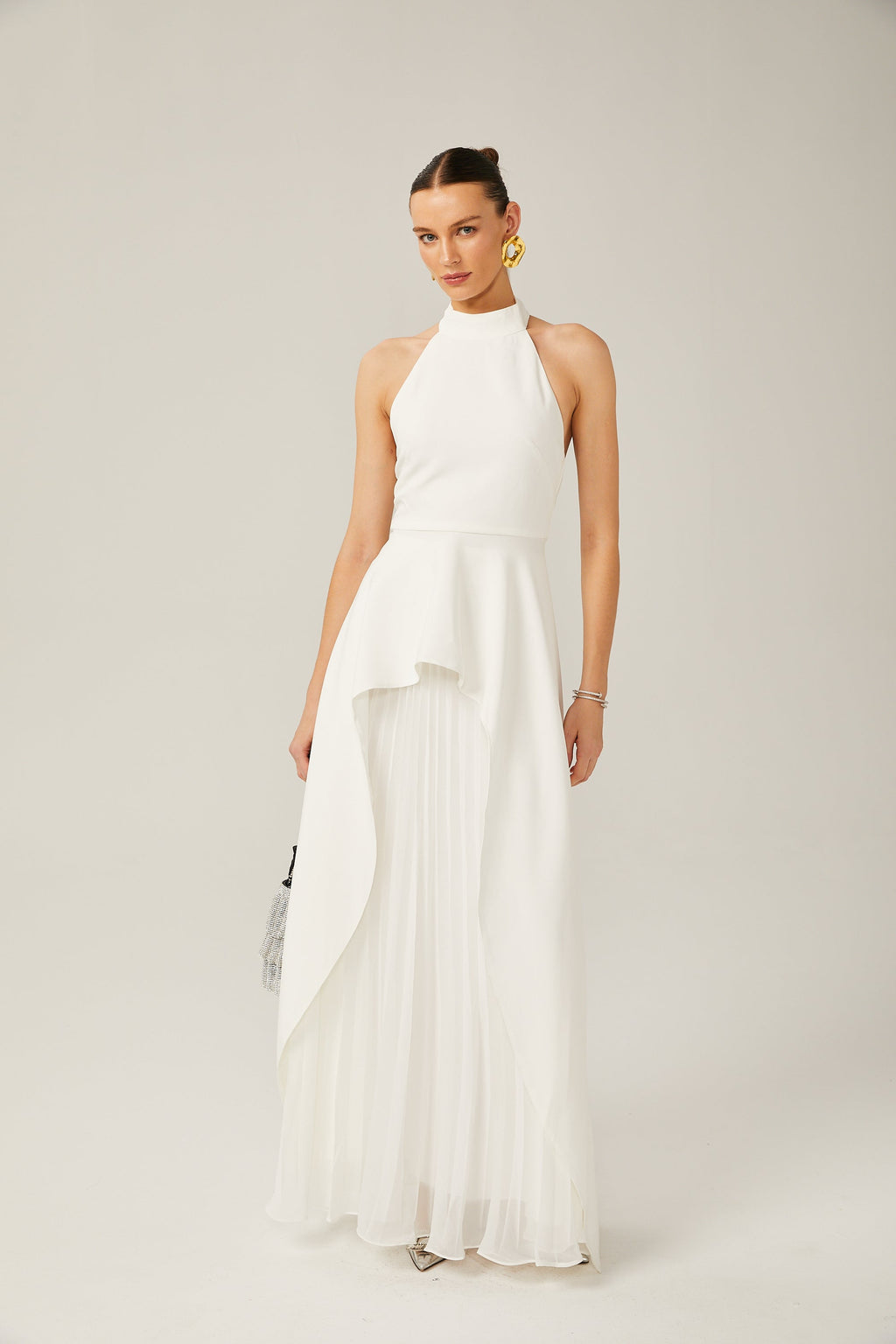 Vestido largo con cuello halter y capas