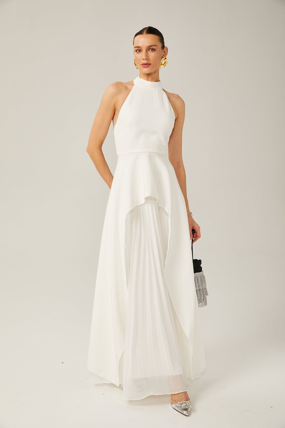 Vestido largo con cuello halter y capas