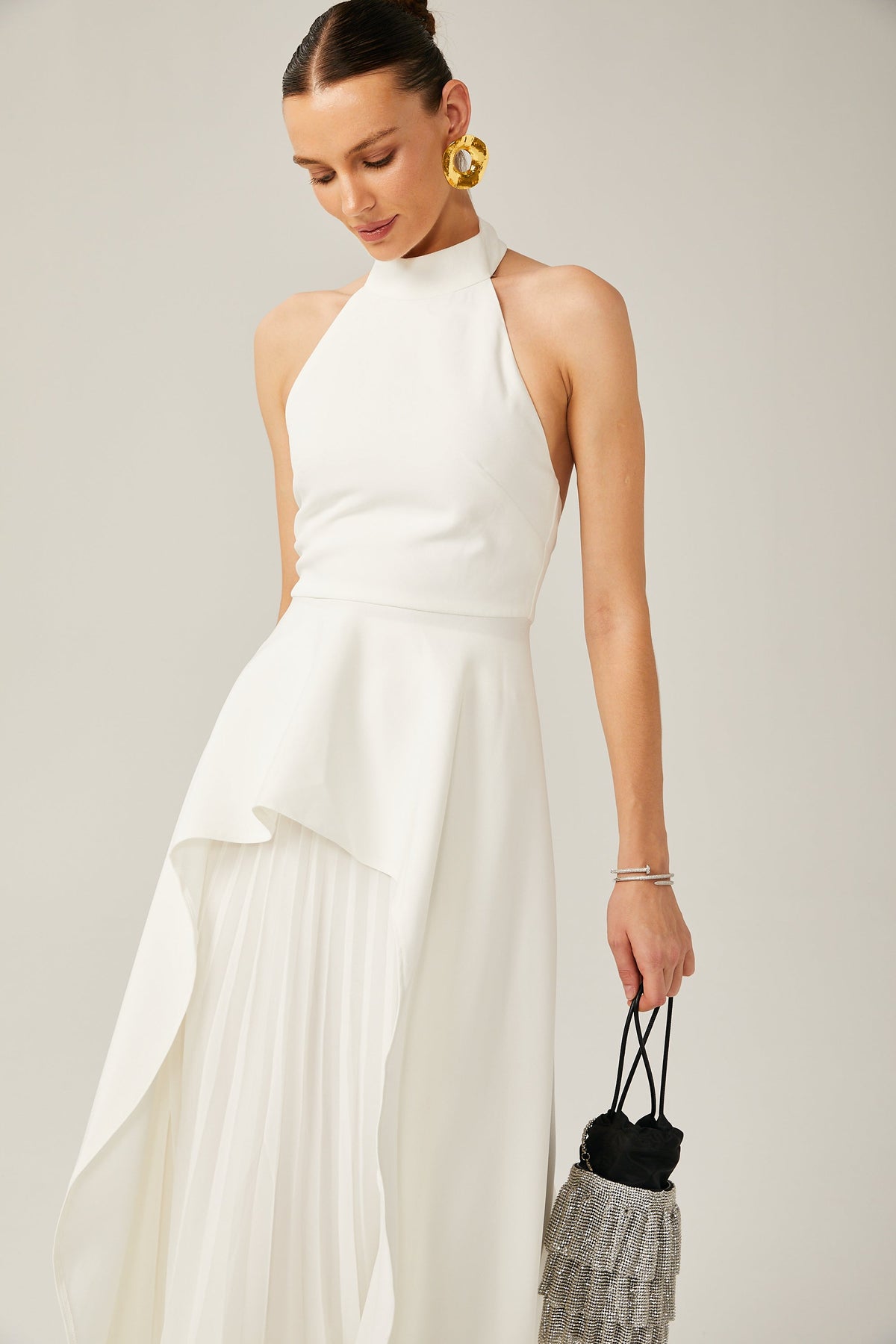 Vestido largo con cuello halter y capas