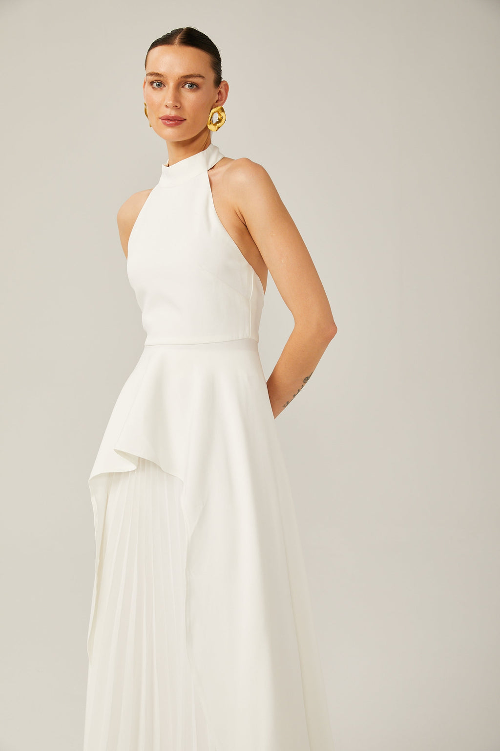 Vestido largo con cuello halter y capas