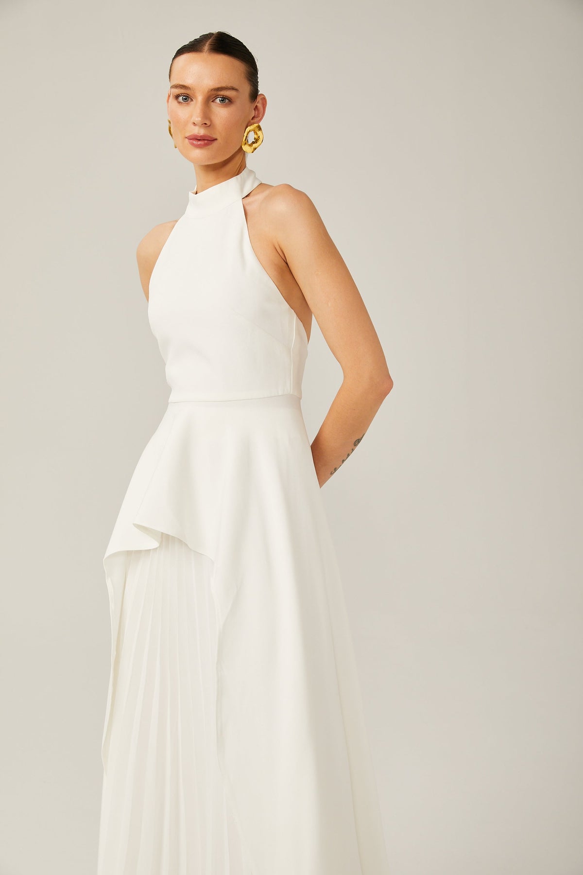 Vestido largo con cuello halter y capas