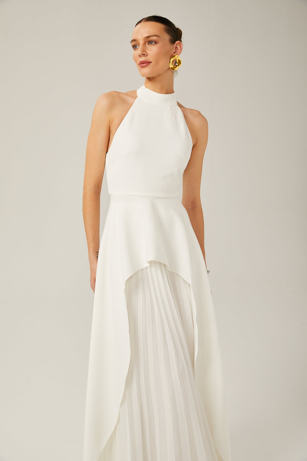 Vestido largo con cuello halter y capas