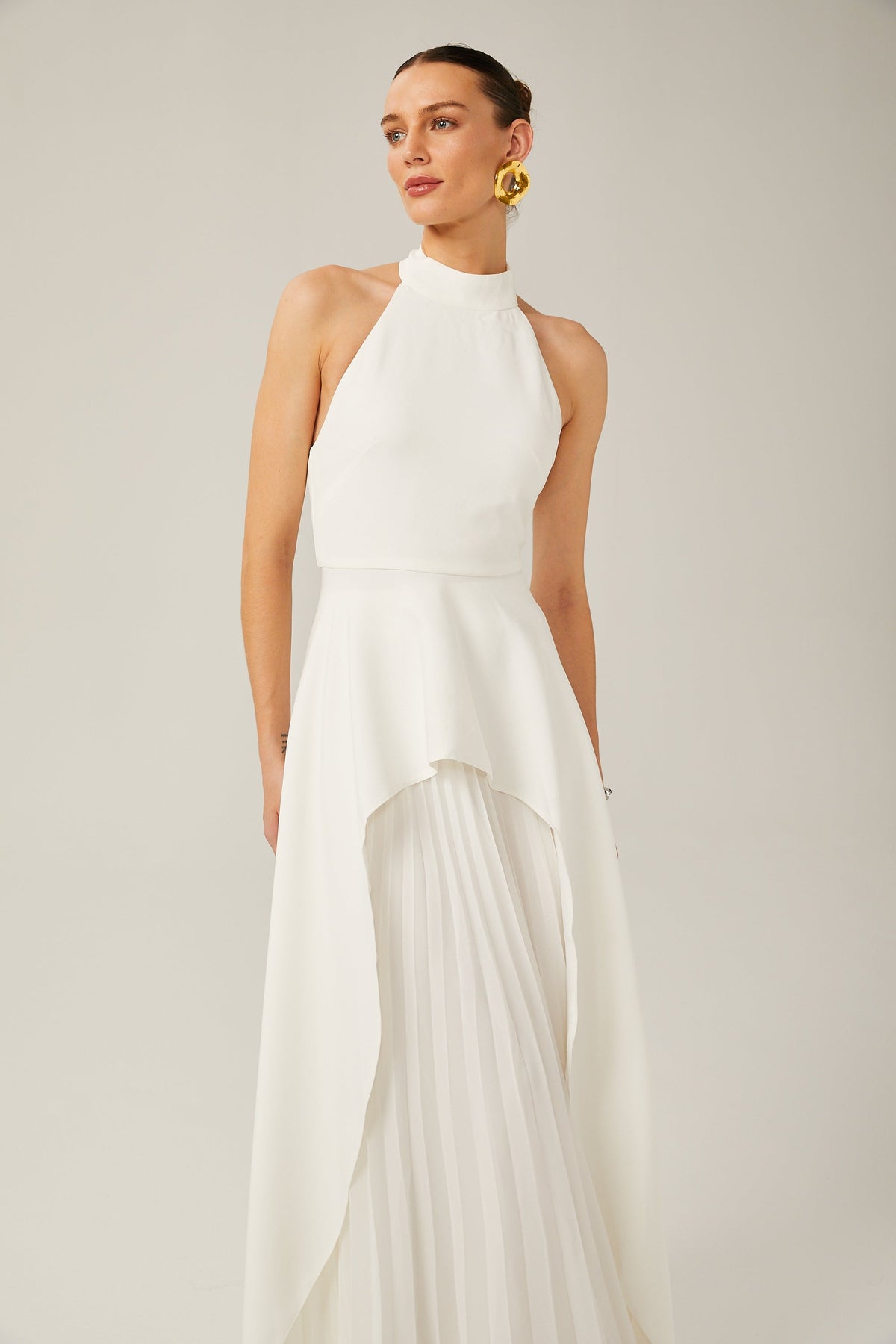 Vestido largo con cuello halter y capas