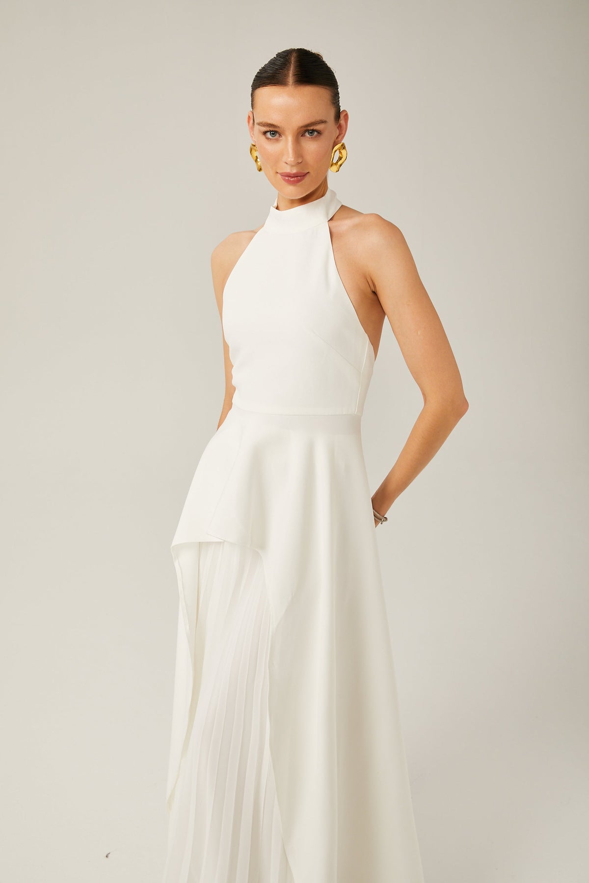 Vestido largo con cuello halter y capas