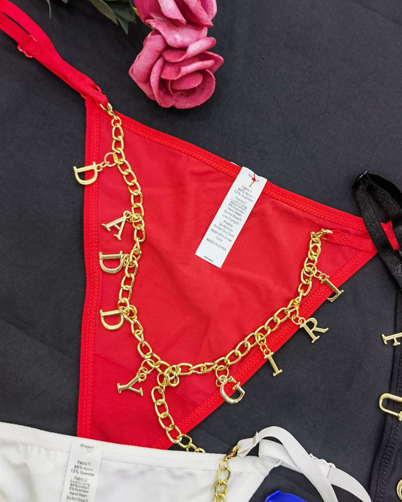 String sexy à chaîne dorée et lettres en strass