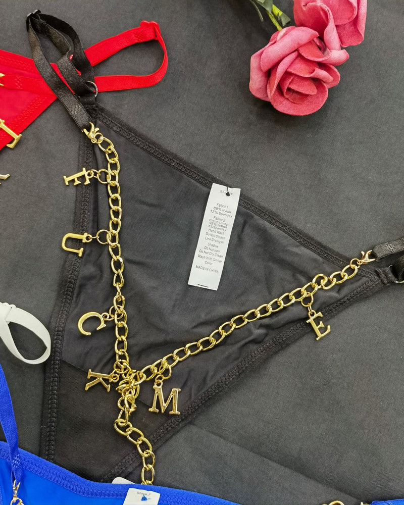 String sexy à chaîne dorée et lettres en strass