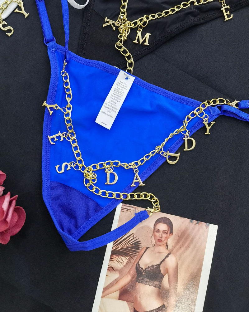 String sexy à chaîne dorée et lettres en strass