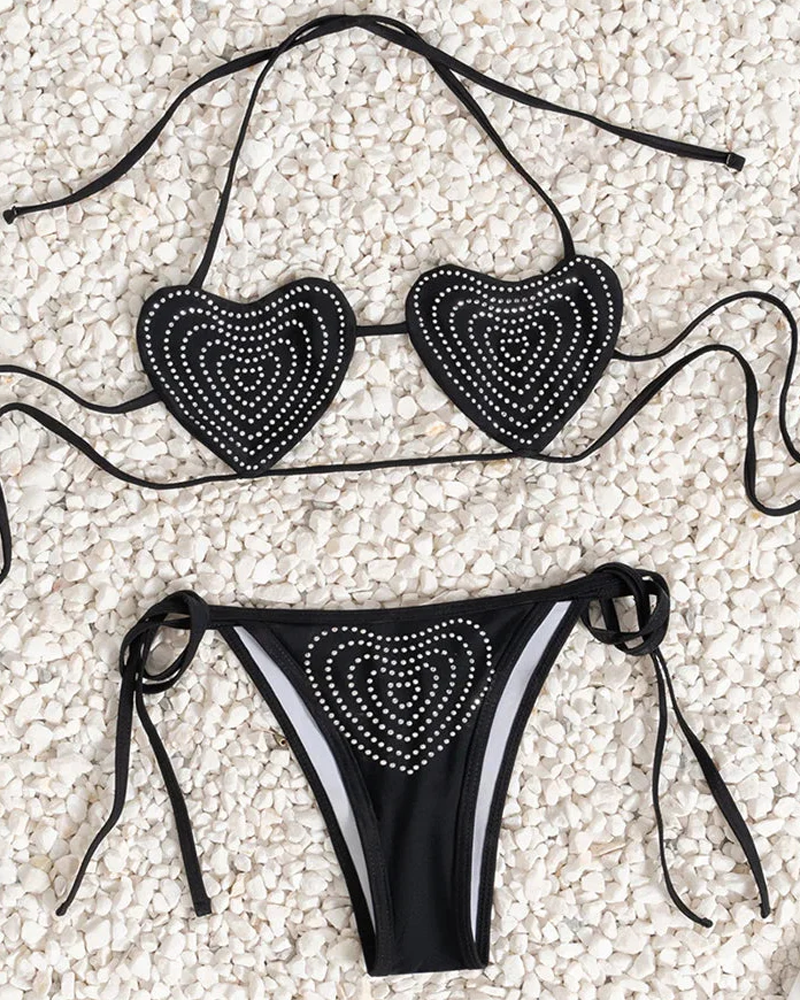 Bikinisett for dame med hjerte i strass, knyting i siden og lav midje – sommerutgave