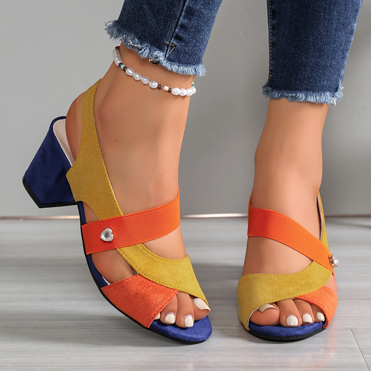 Sandalias de tacón medio con tiras cruzadas