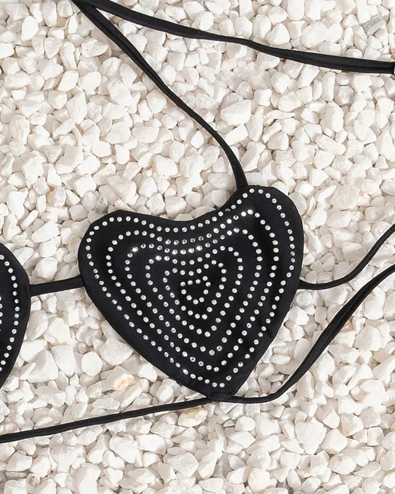 Bikinisett for dame med hjerte i strass, knyting i siden og lav midje – sommerutgave