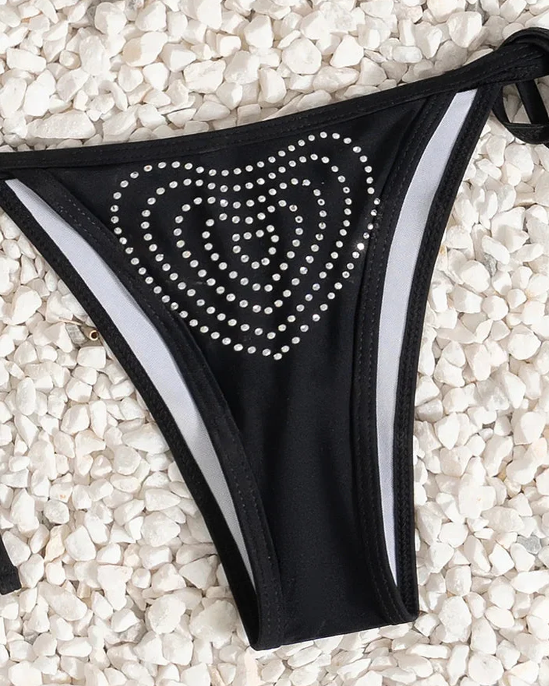 Bikinisett for dame med hjerte i strass, knyting i siden og lav midje – sommerutgave