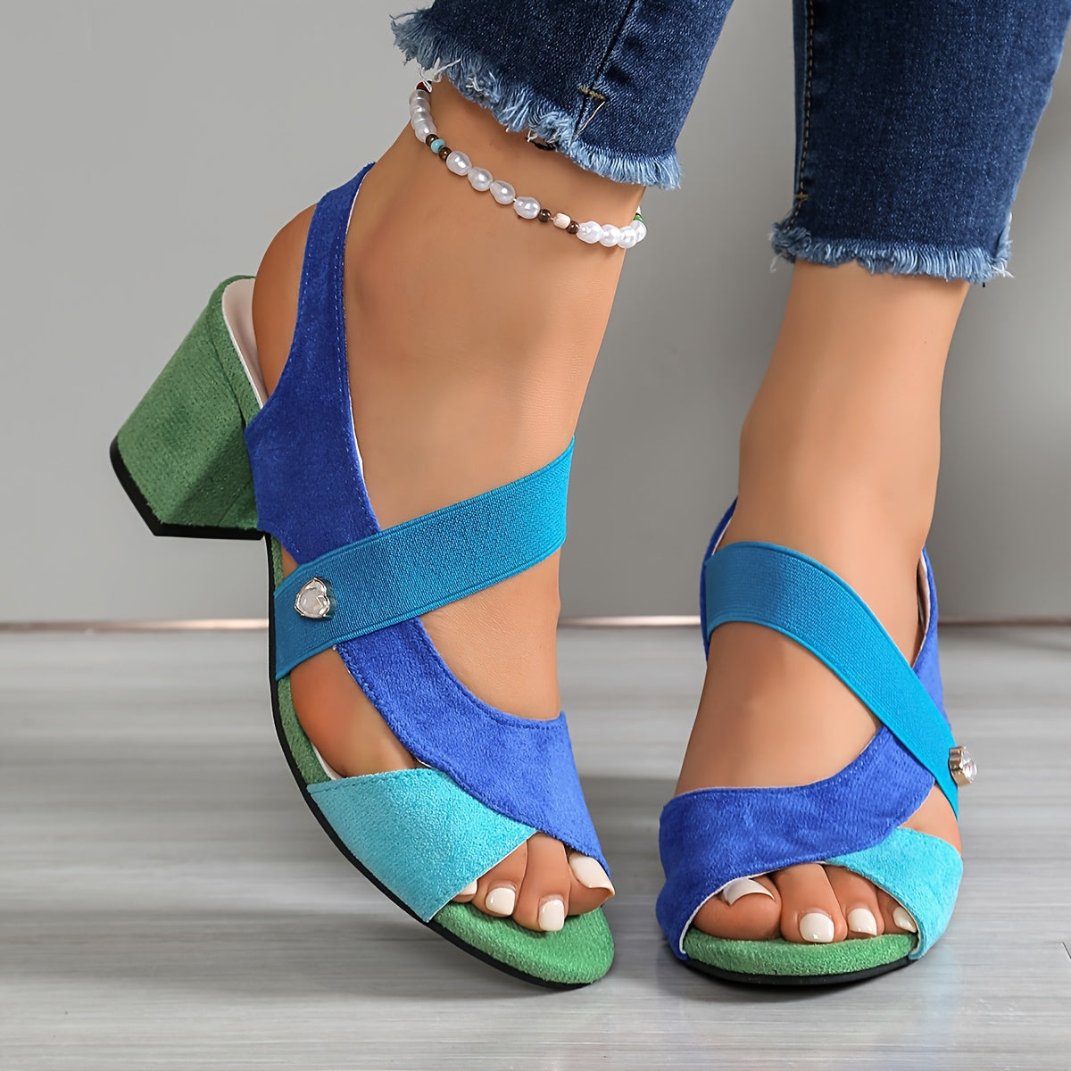 Sandalias de tacón medio con tiras cruzadas