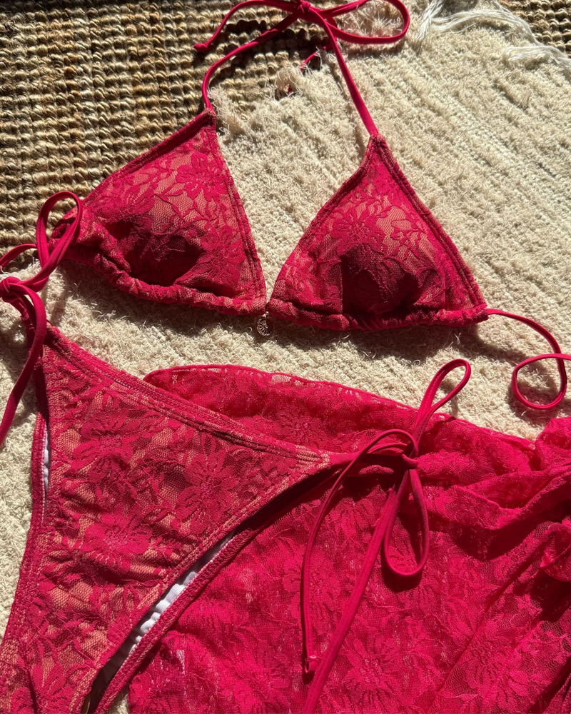 Conjunto de bikini sexy de malla de encaje y tejido compuesto con falda pareo