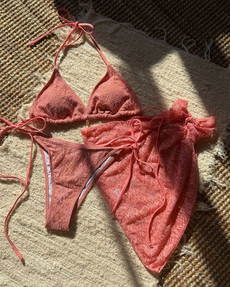 Conjunto de bikini sexy de malla de encaje y tejido compuesto con falda pareo