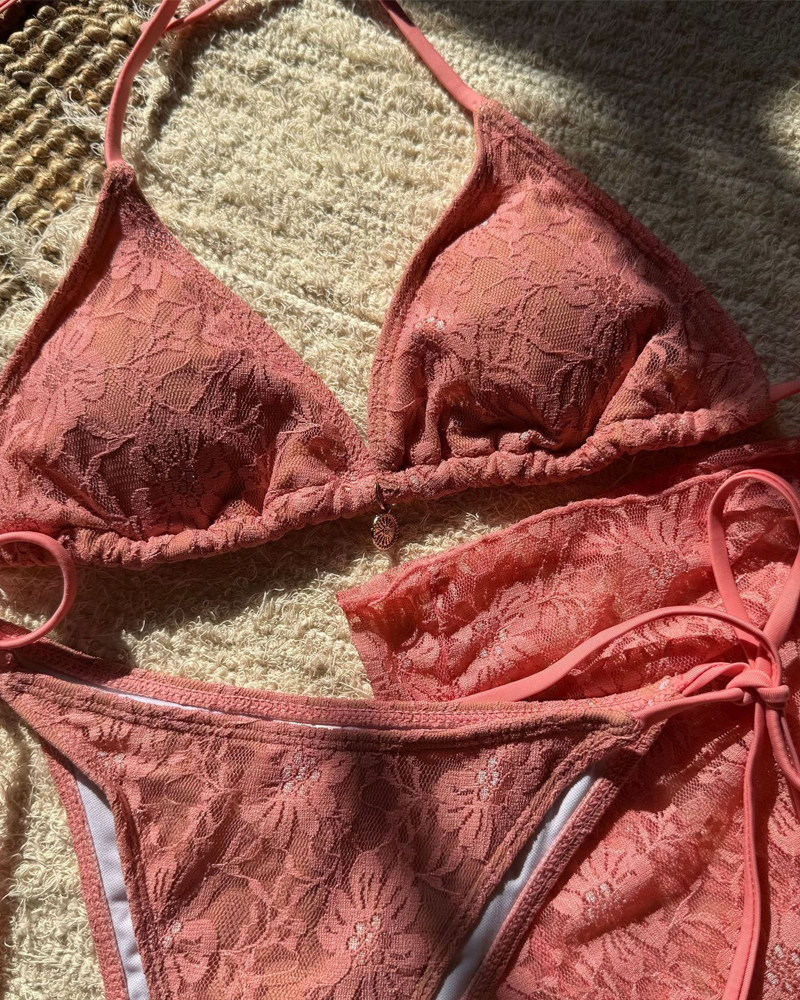 Conjunto de bikini sexy de malla de encaje y tejido compuesto con falda pareo