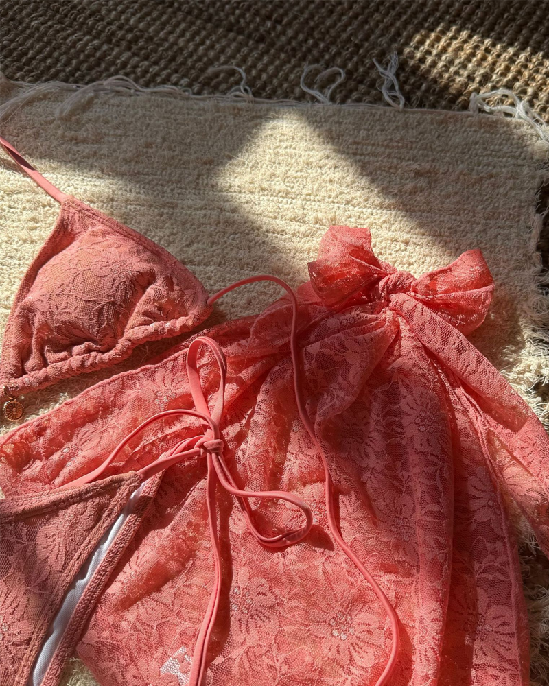 Conjunto de bikini sexy de malla de encaje y tejido compuesto con falda pareo