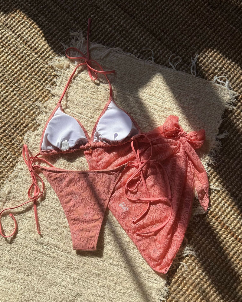 Conjunto de bikini sexy de malla de encaje y tejido compuesto con falda pareo
