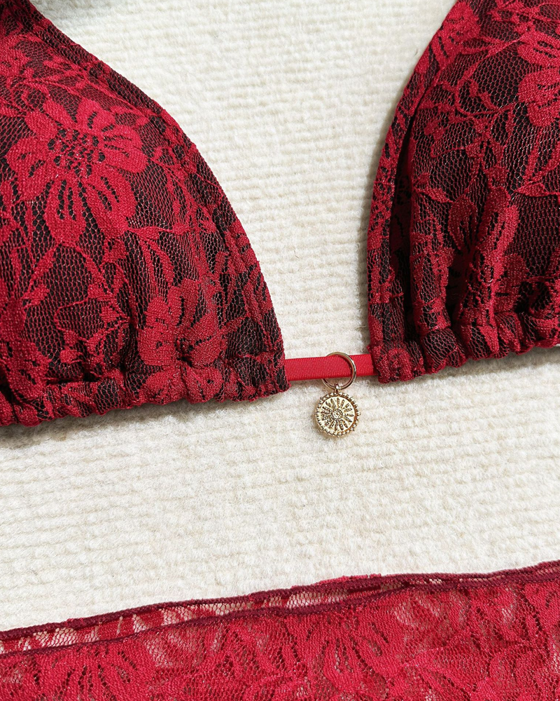 Conjunto de bikini sexy de malla de encaje y tejido compuesto con falda pareo