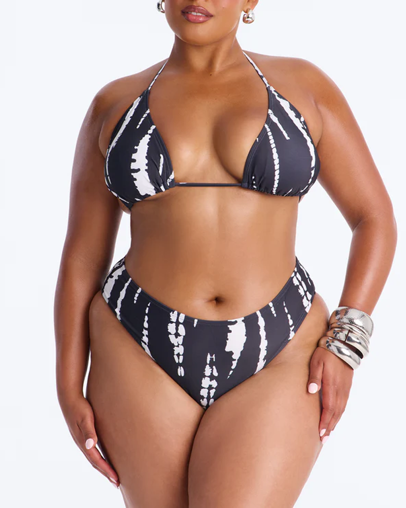 Bikini sexy amb estampat contrastant i detall de anell, amb faldilla maxi de platja