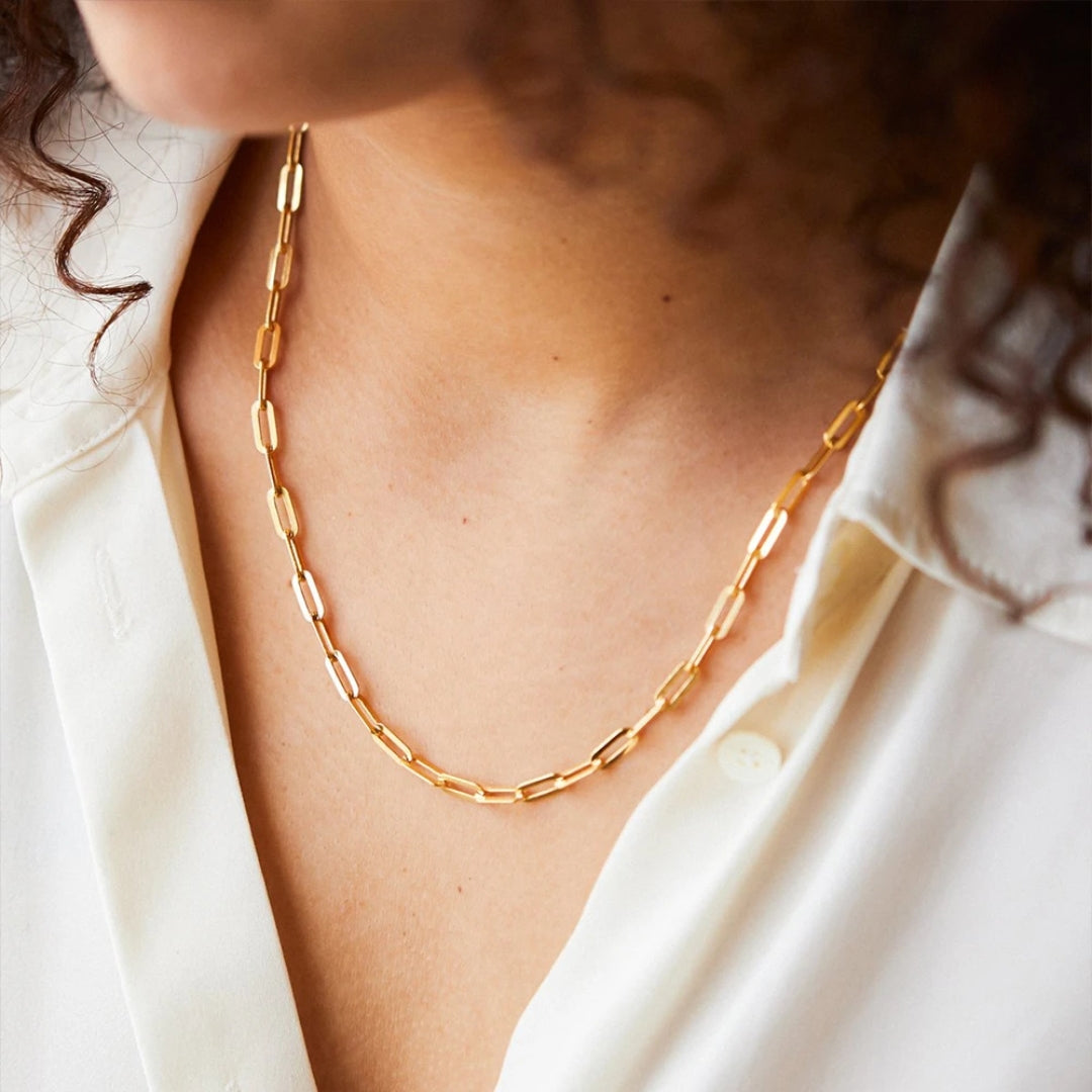 Collana a catena dorata sottile