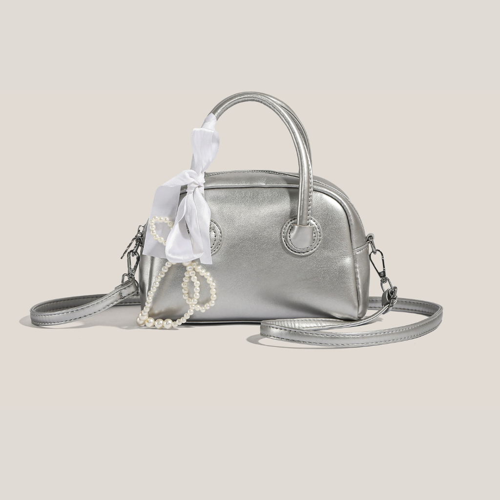 Bolso de mano metalizado con perlas