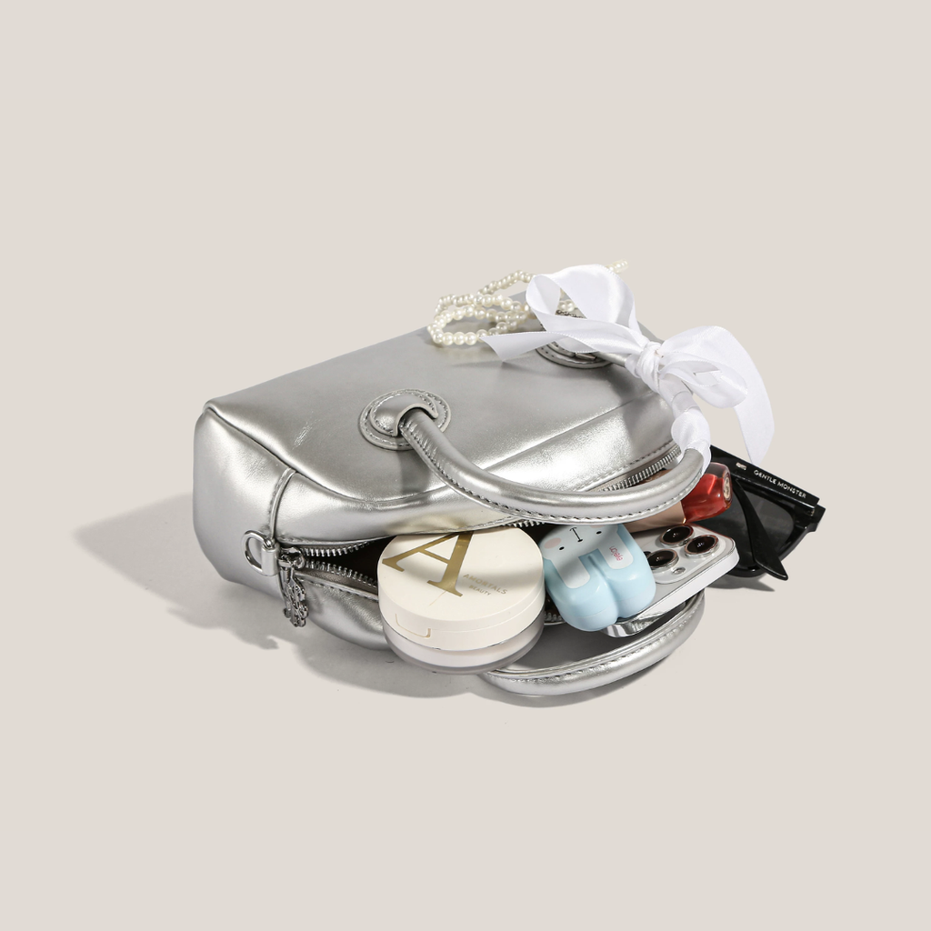 Bolso de mano metalizado con perlas