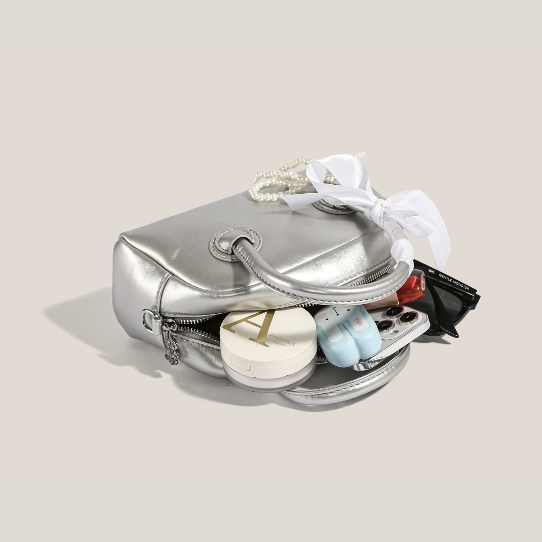 Bolso de mano metalizado con perlas