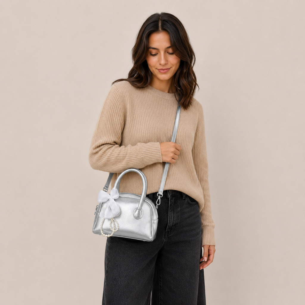 Bolso de mano metalizado con perlas