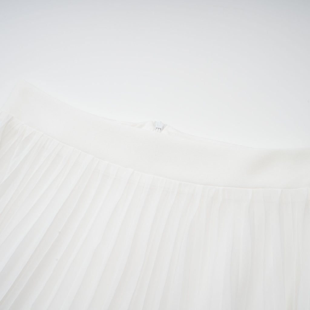 Vestido largo con cuello halter y capas