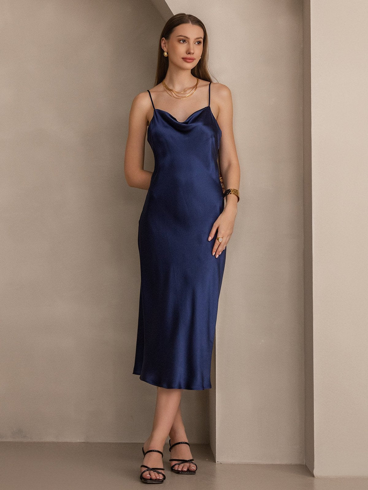 Lange polyestersatengkjoler med stropper