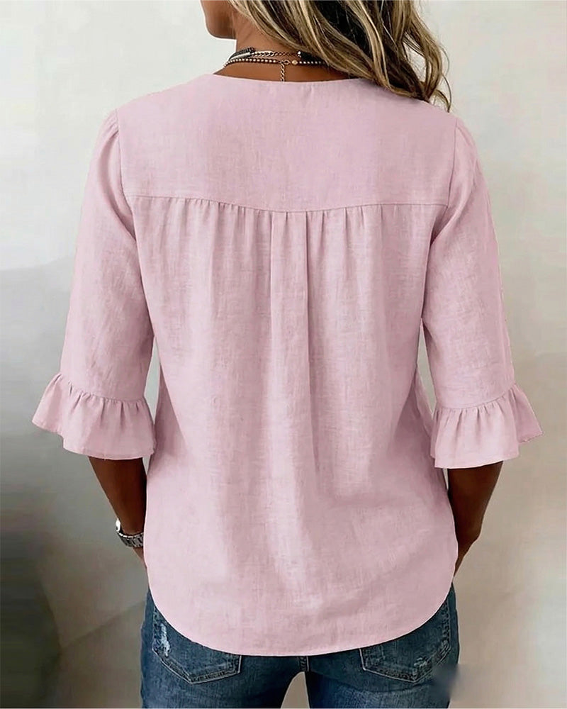 Blusa liscia in cotone e lino con bottoni in legno e volant