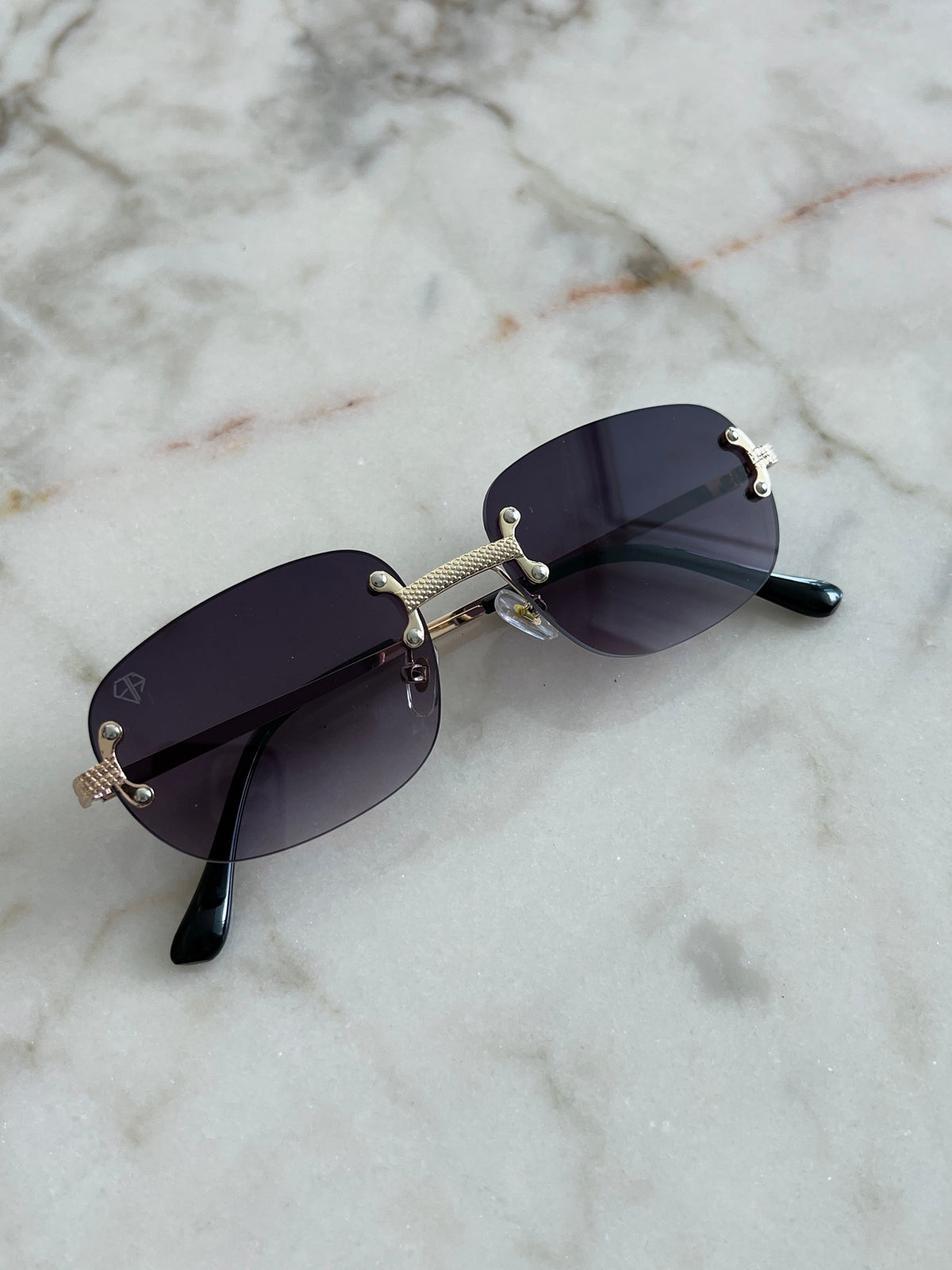 Lunettes de soleil gris fumé