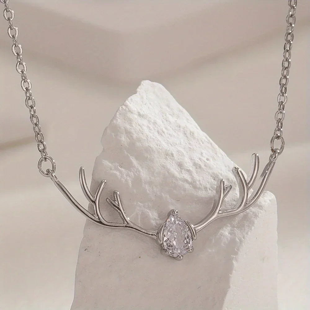 Collier en bois de cerf avec cœur